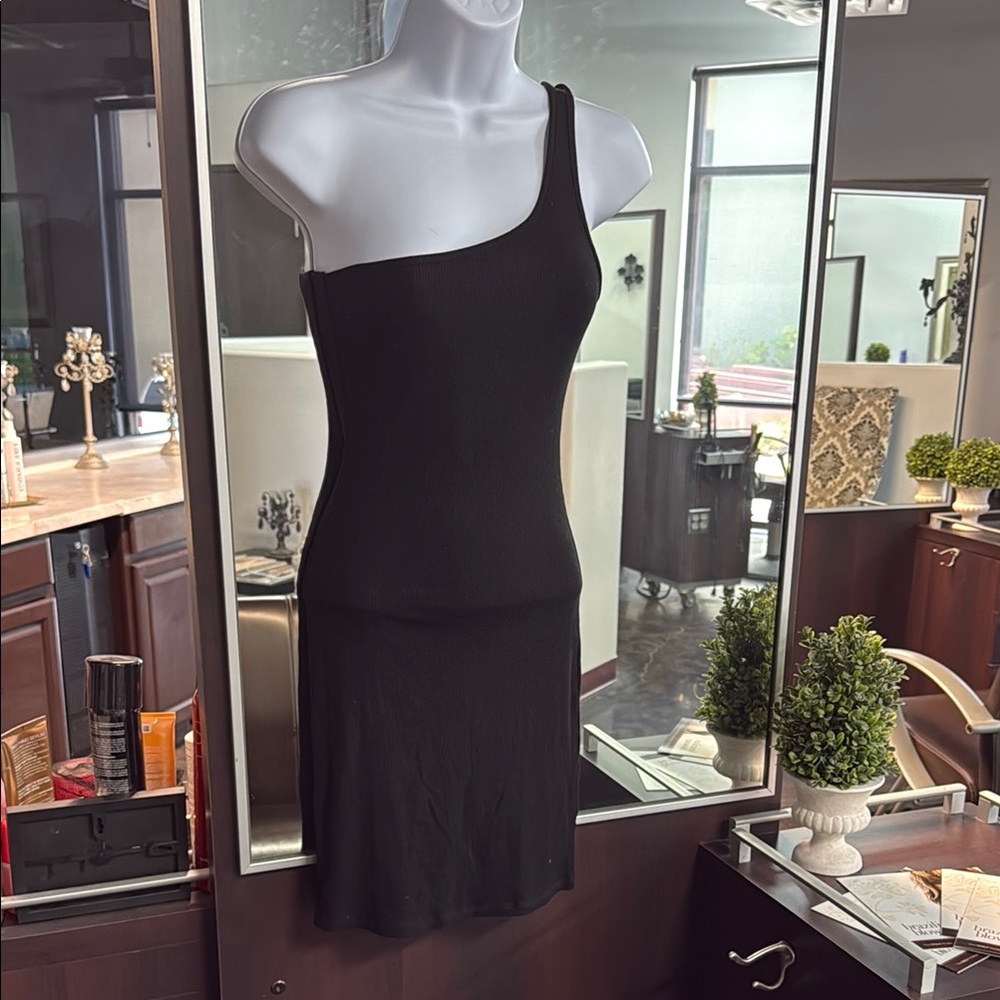 Chic Black One-Shoulder Dress